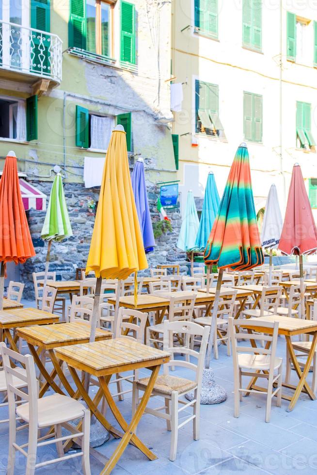 tömma öppen luft Kafé med färgrik tabeller på italiensk gammal by i cique terre foto