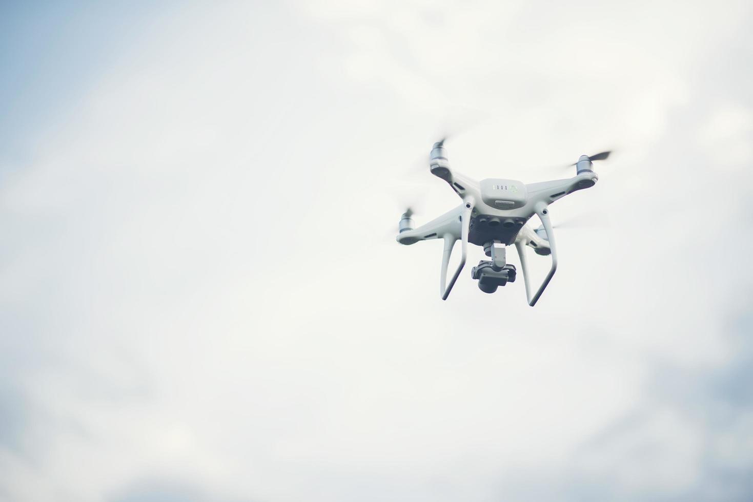 flygande drönare med bakgrund för blå himmel foto