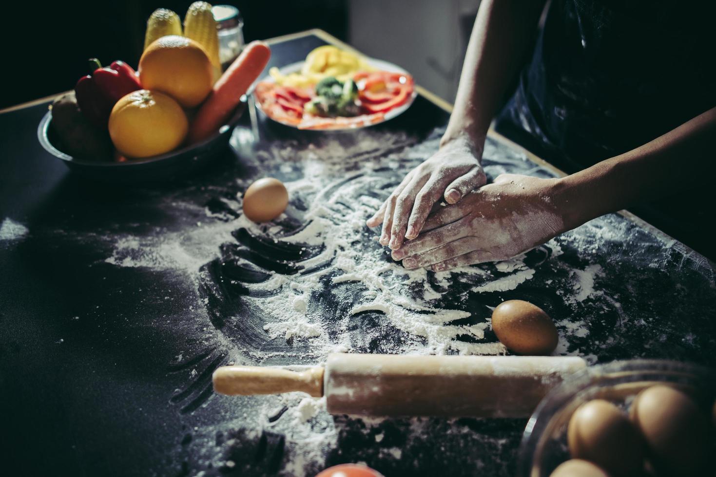 kvinna knådar deg för pizza foto