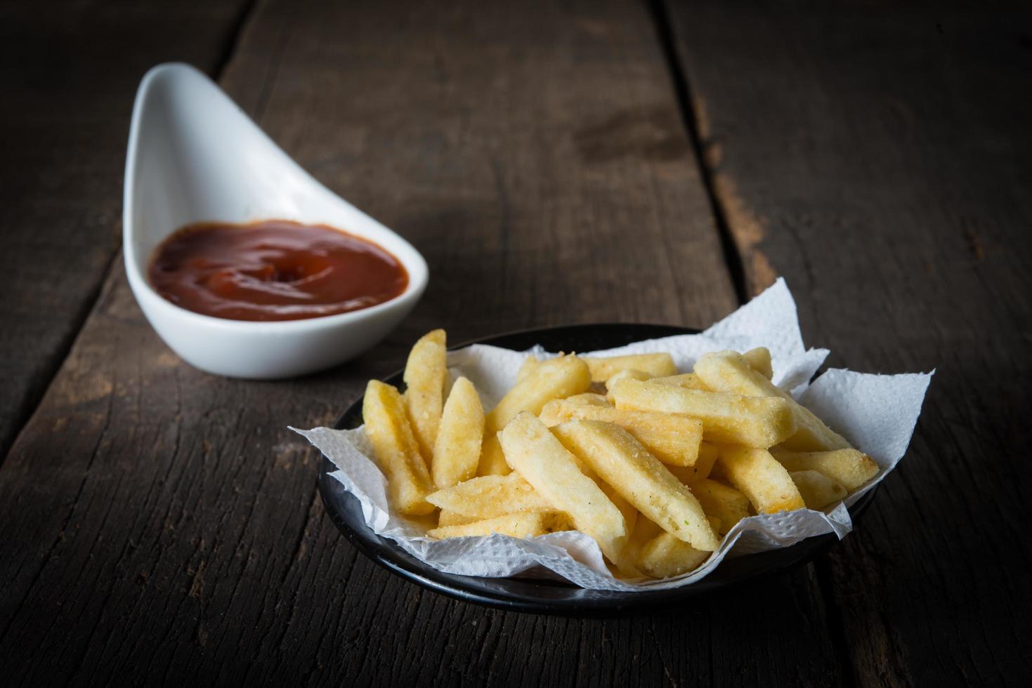 traditionella pommes frites med ketchup foto