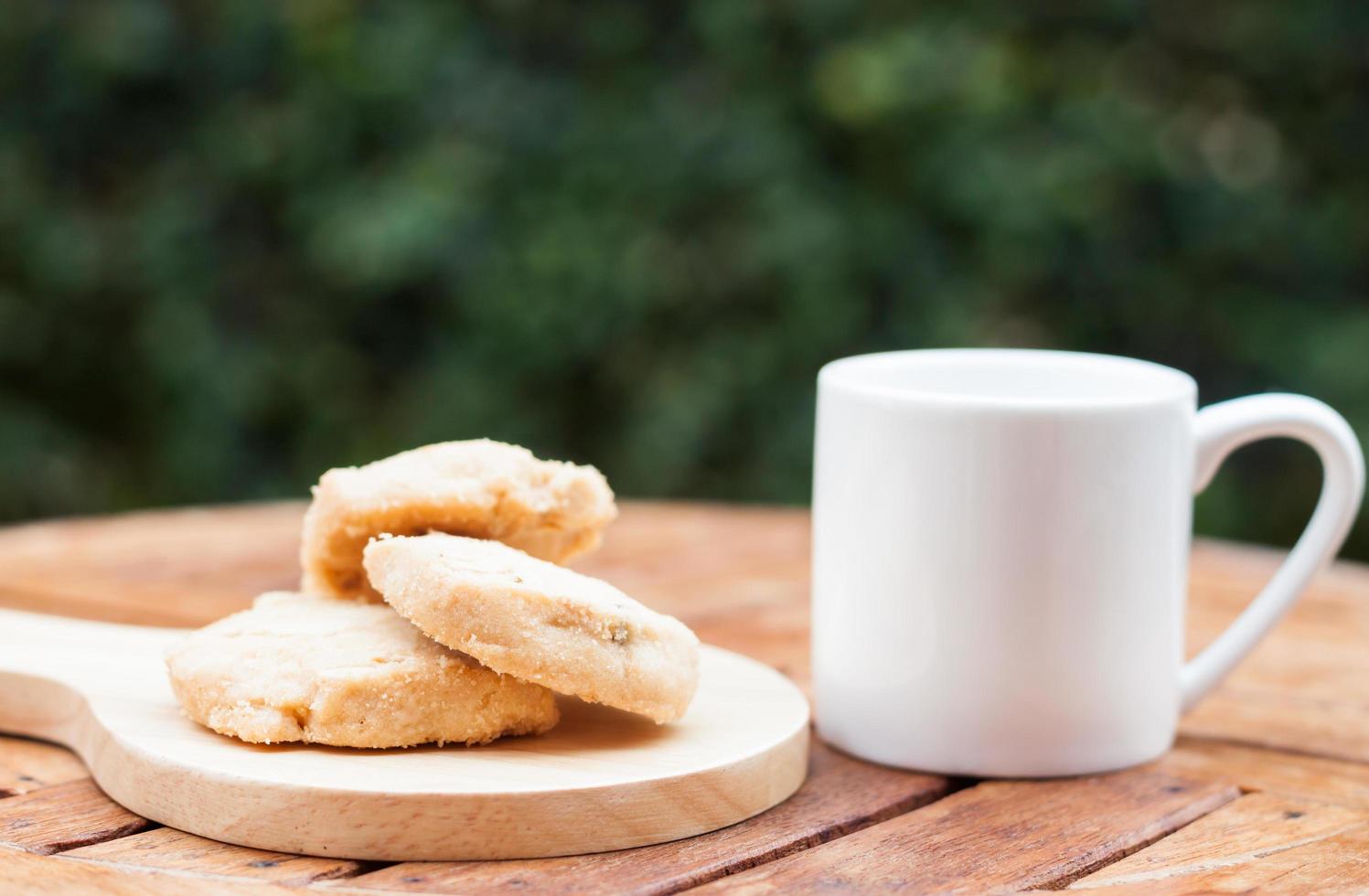 cashewkakor med en kaffekopp foto