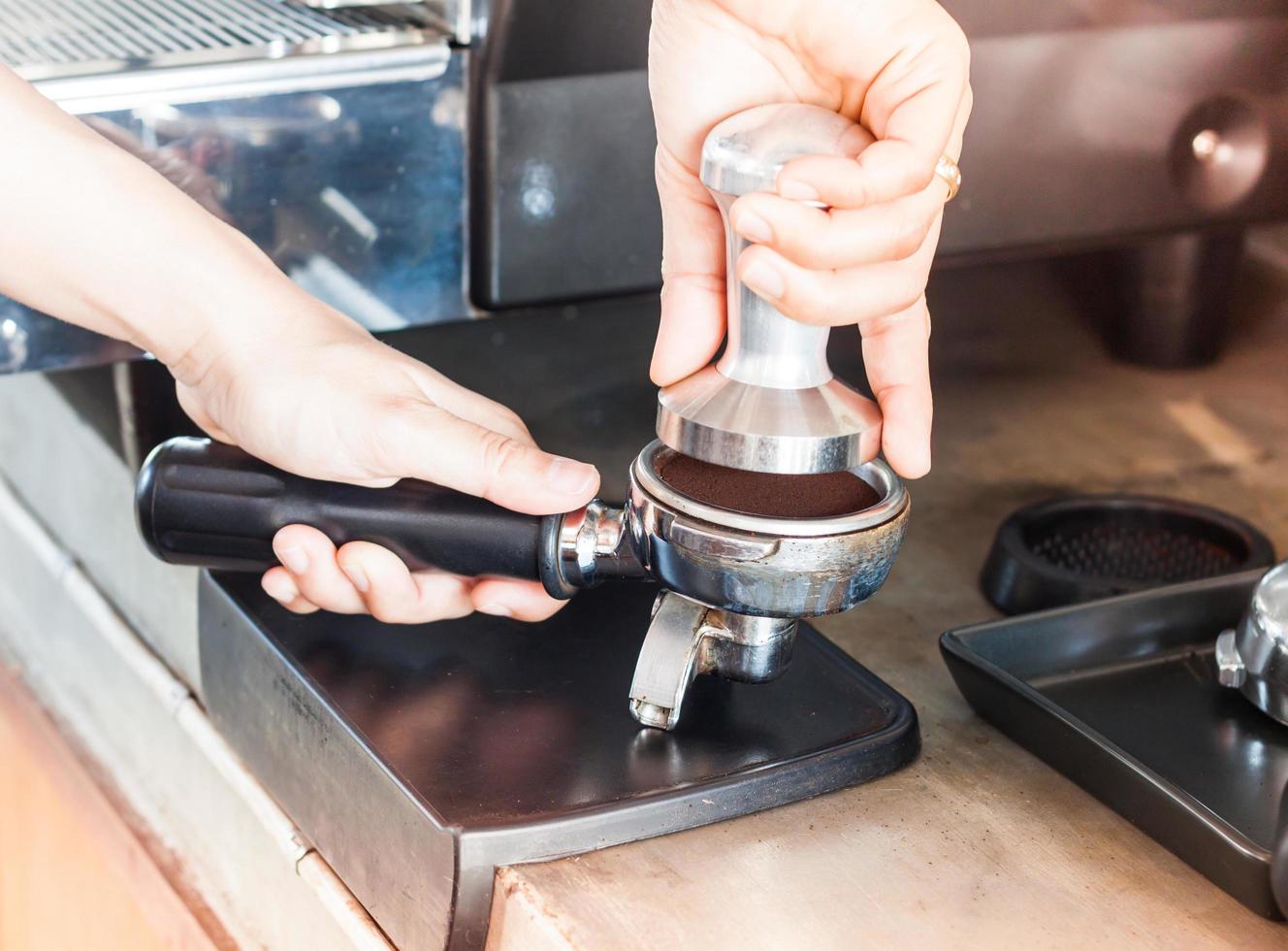 barista trampar ner espressomark foto