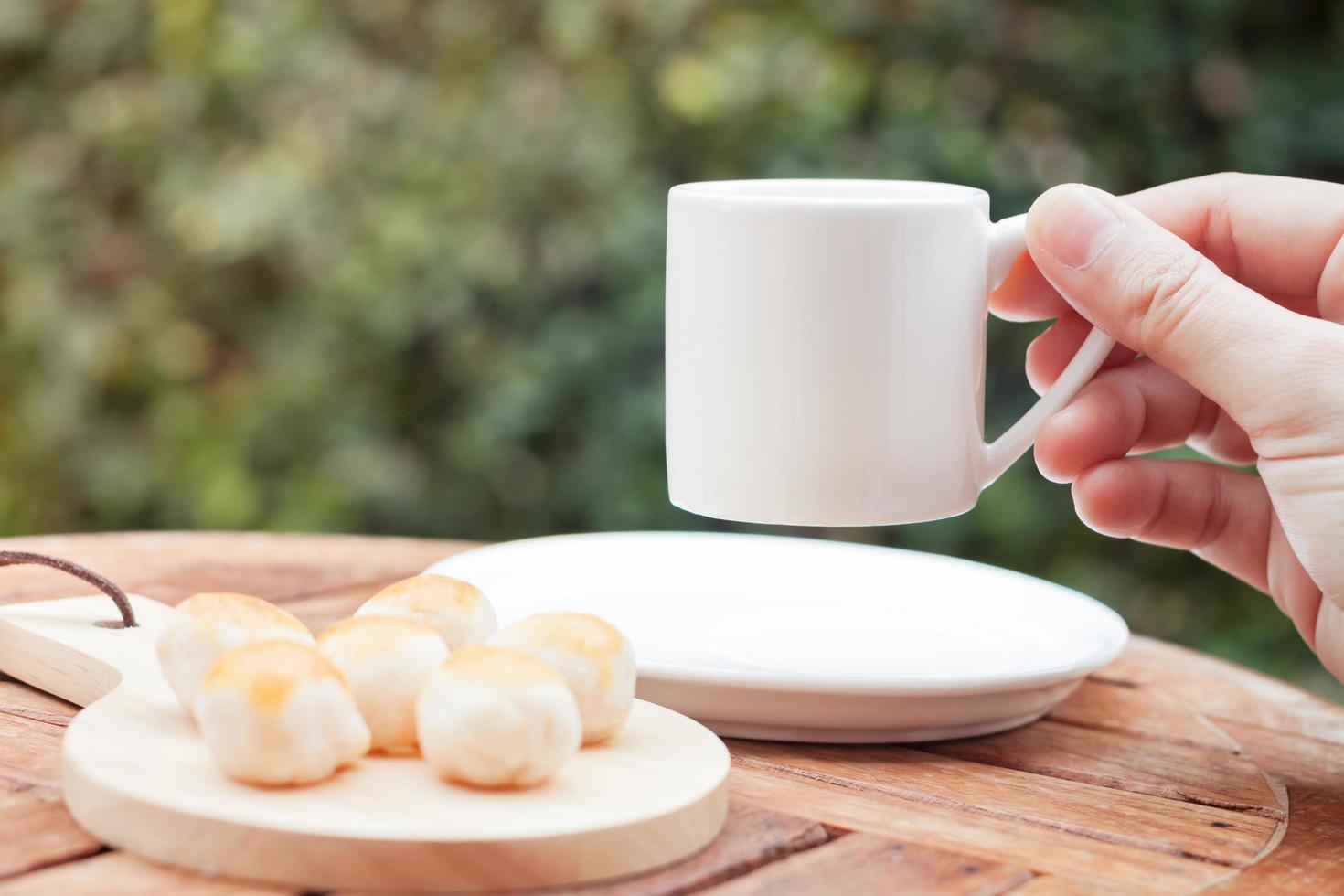 hand som håller en kaffekopp foto