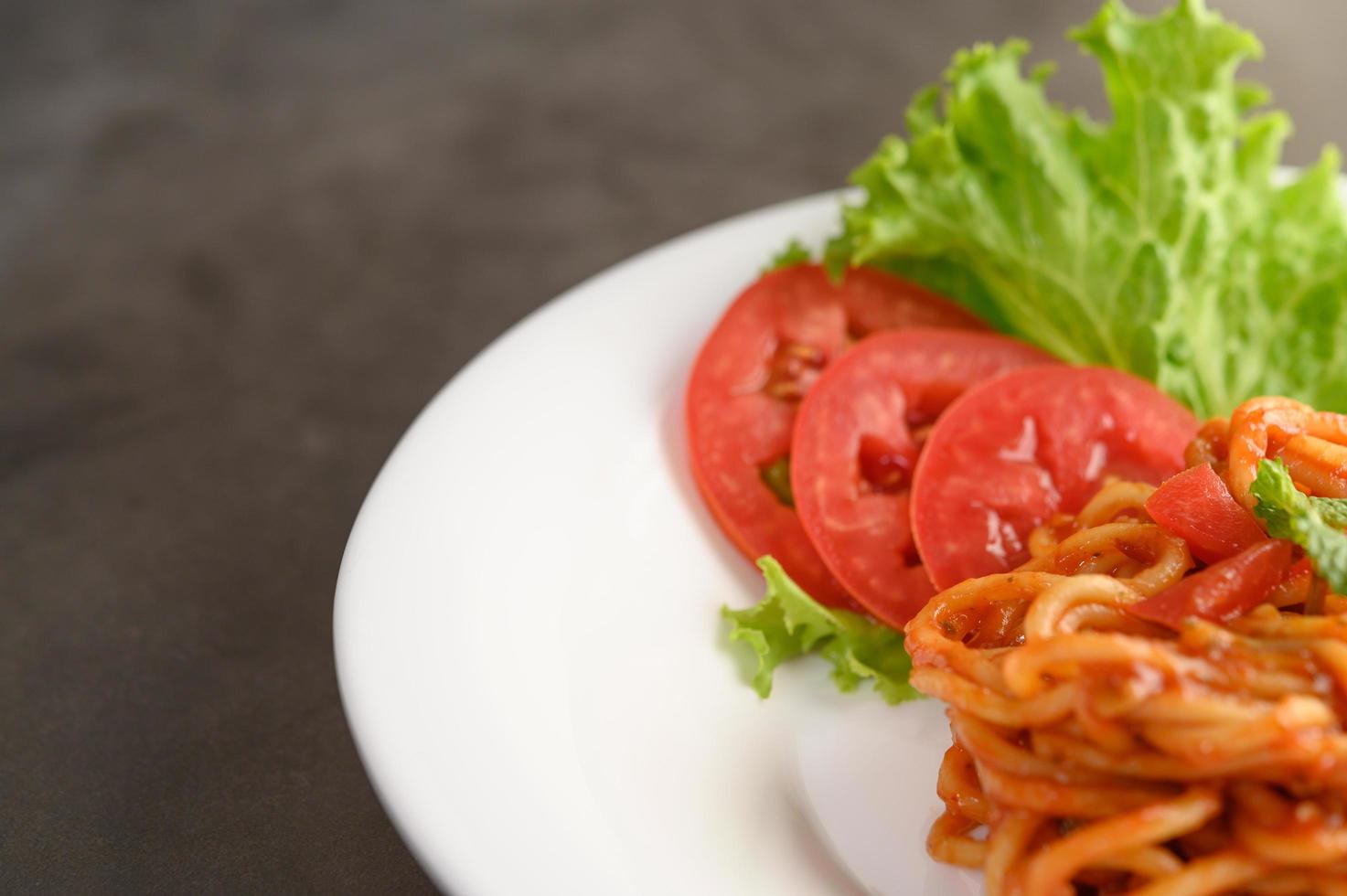 italiensk pasta med sås foto