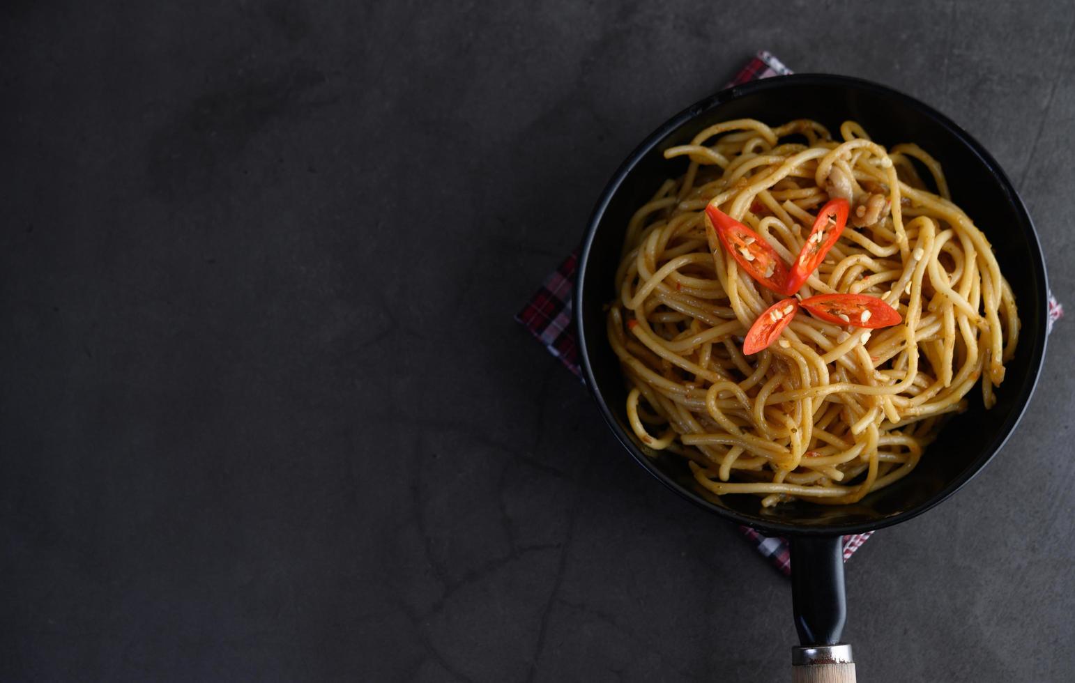 italiensk pasta med sås foto