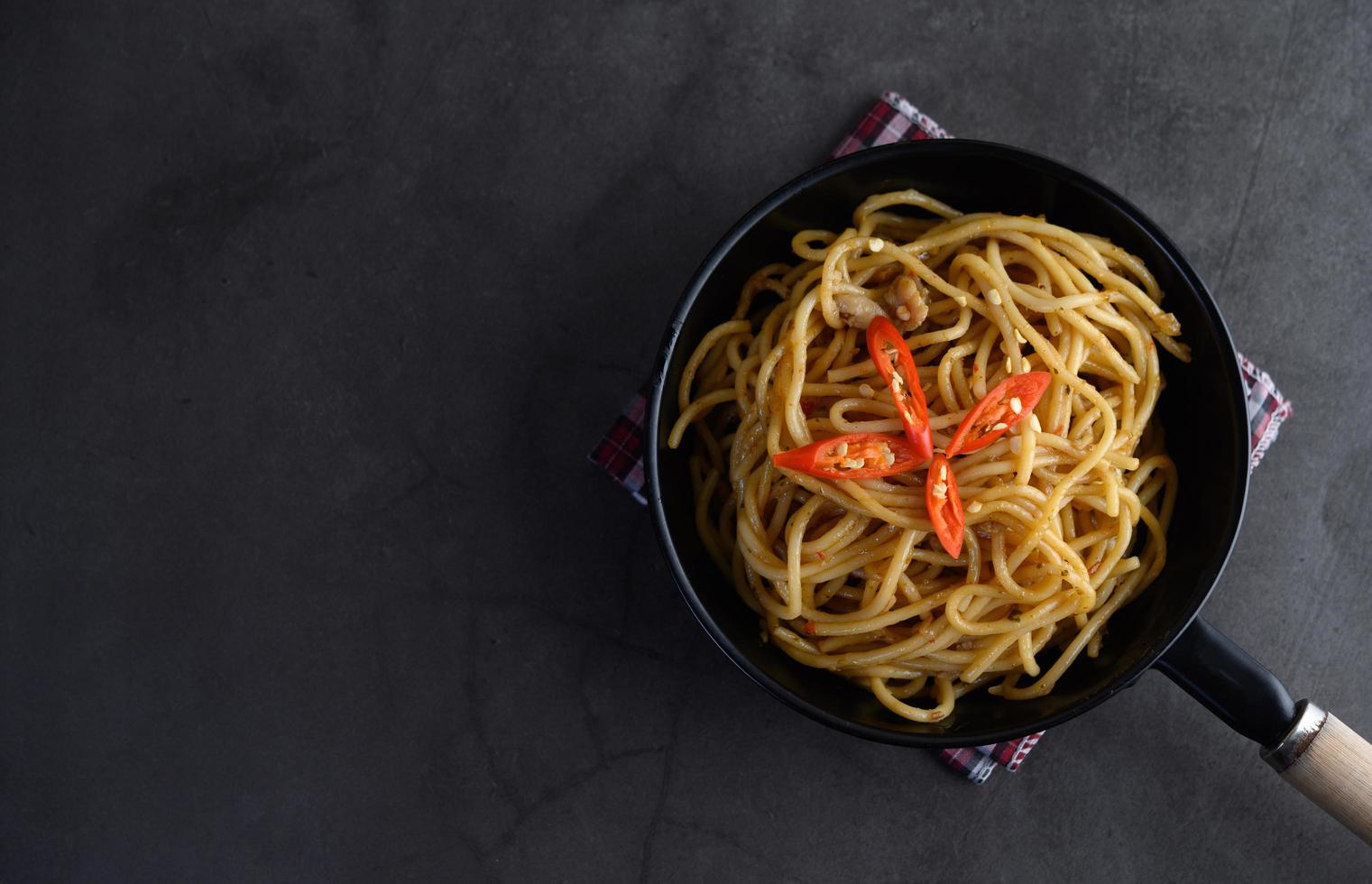 italiensk spagettipasta med tomatsås foto