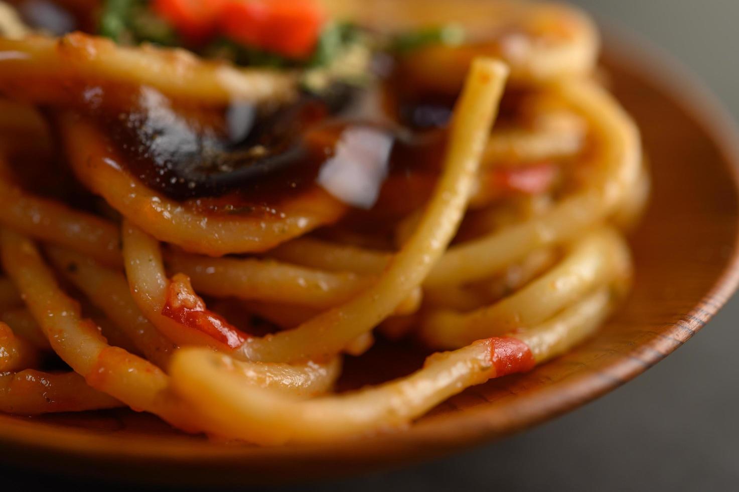 italiensk pasta med sås foto