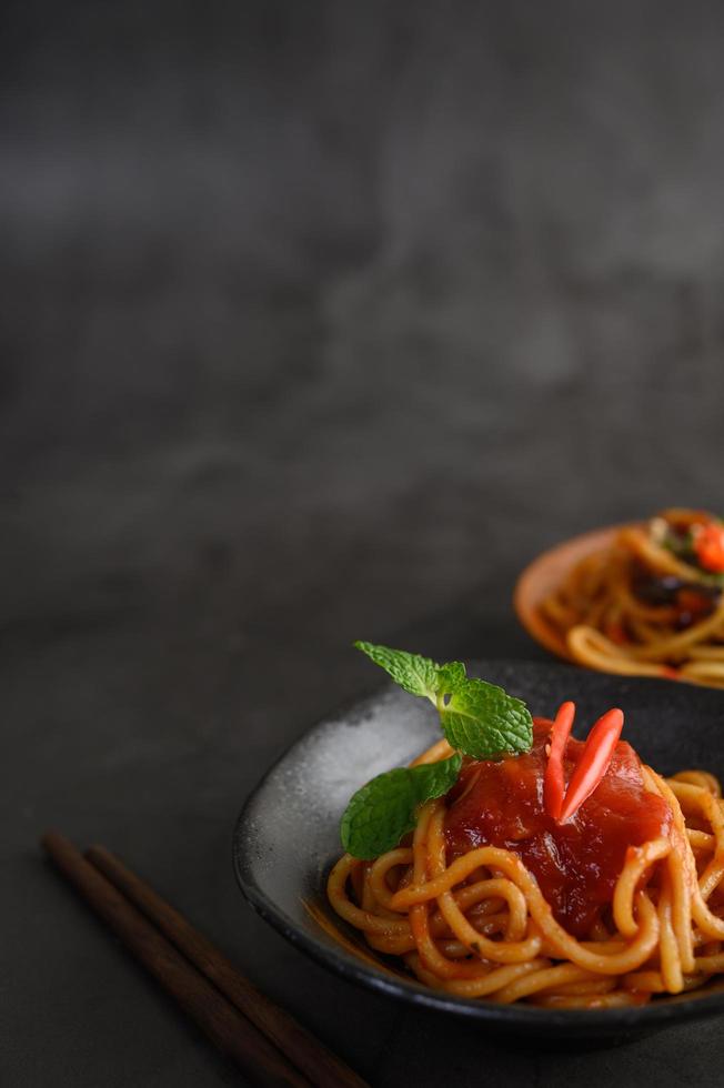 italiensk pasta med sås foto