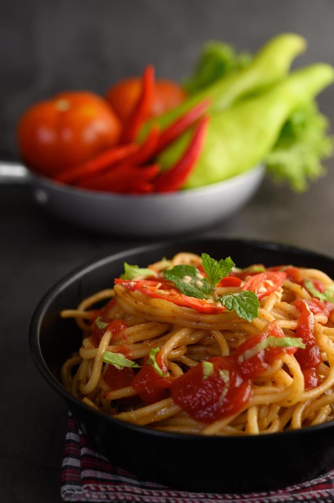 italiensk pasta med sås foto