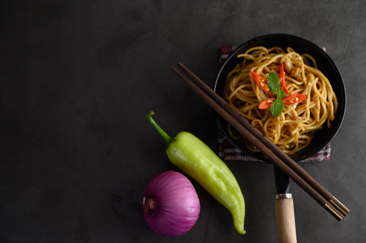 italiensk pasta med sås foto