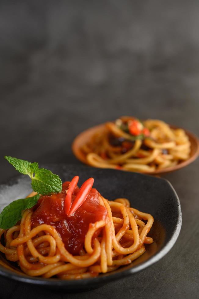 italiensk pasta med sås foto