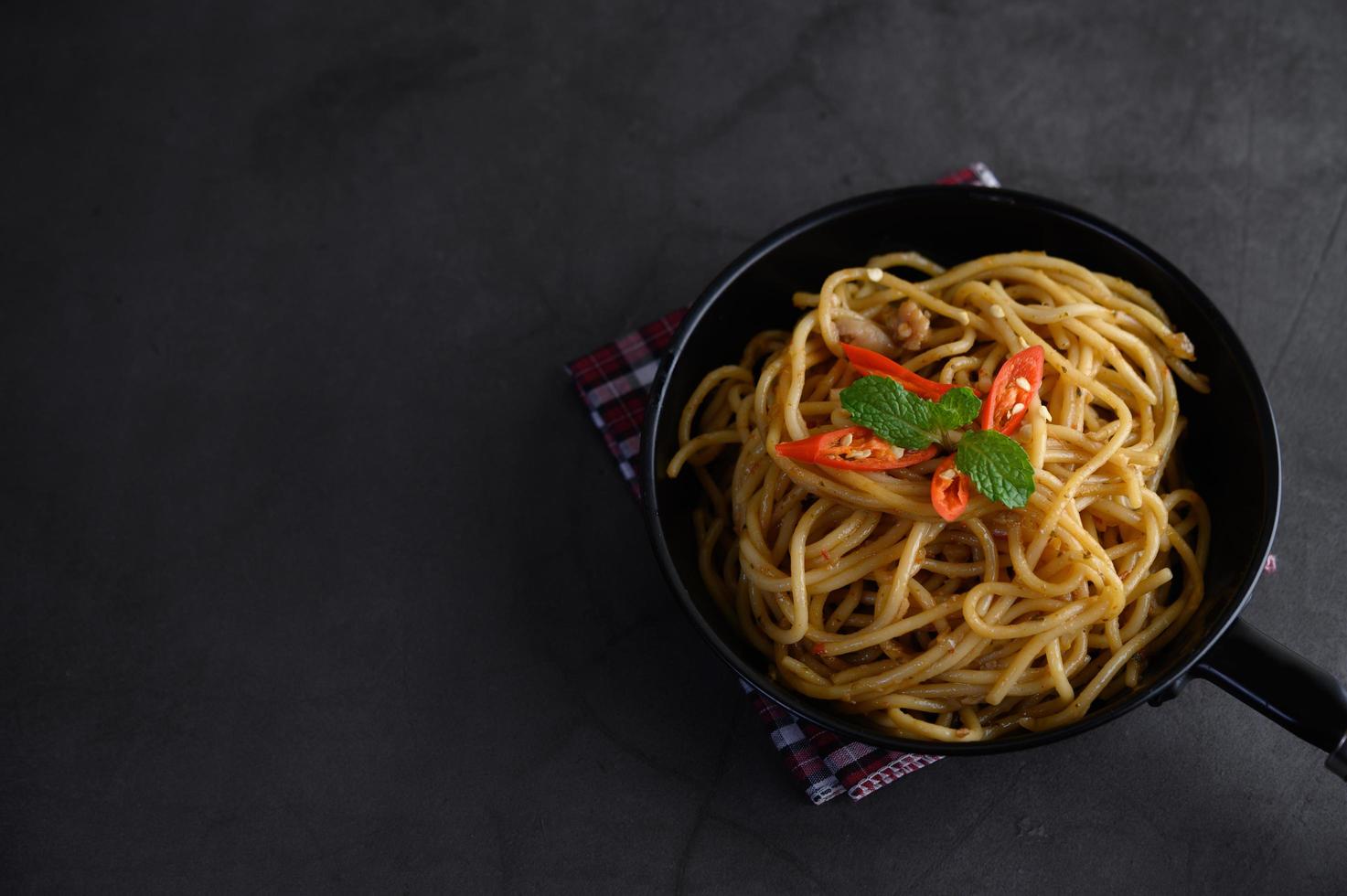 italiensk pasta med sås foto