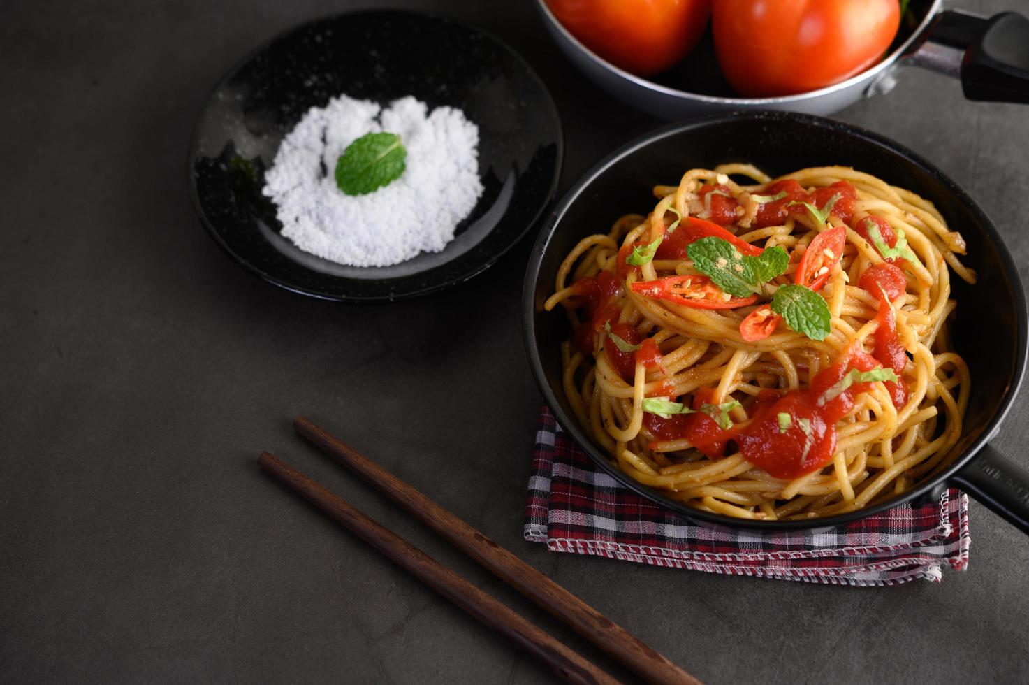 italiensk pasta med sås foto