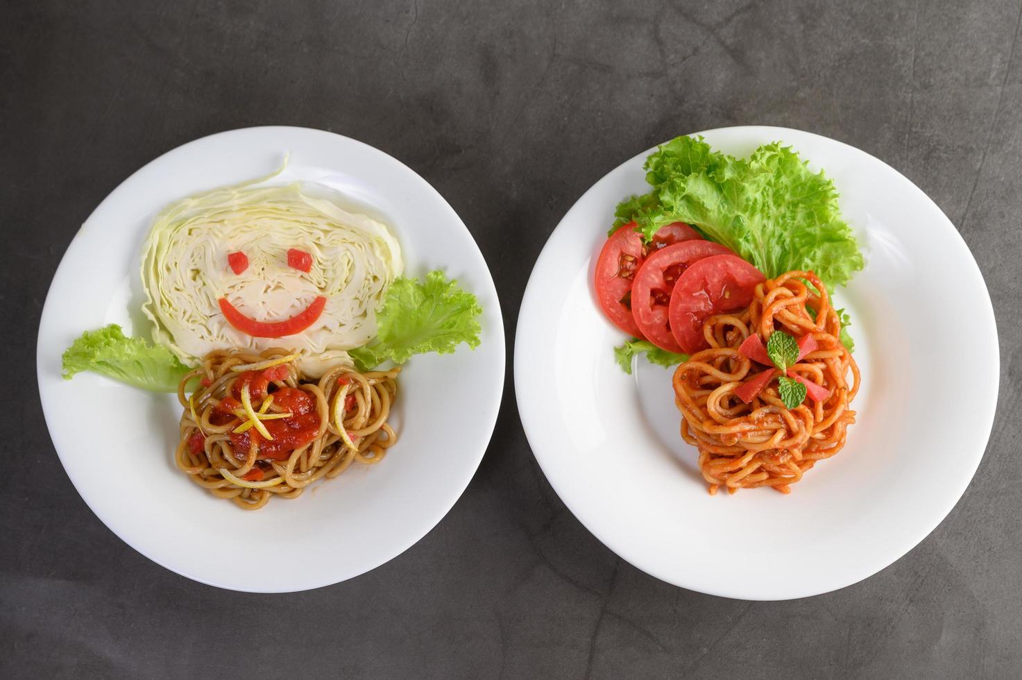 italiensk pasta med sås foto