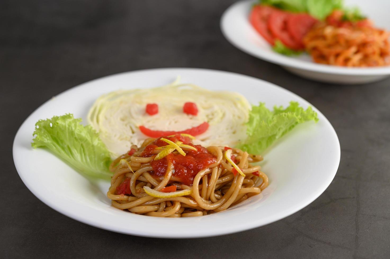 italiensk pasta med sås foto