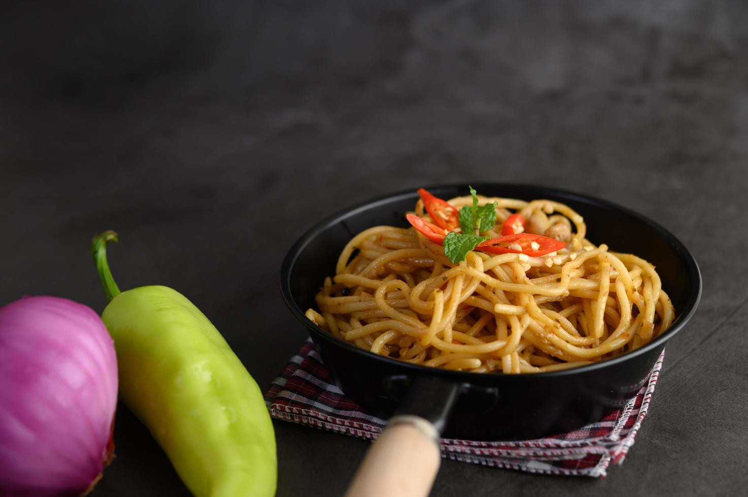 italiensk pasta med sås foto