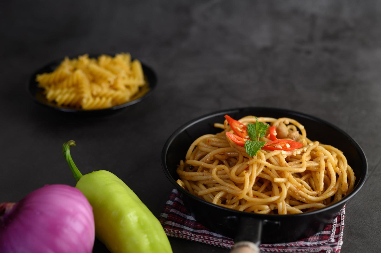 italiensk pasta med sås foto