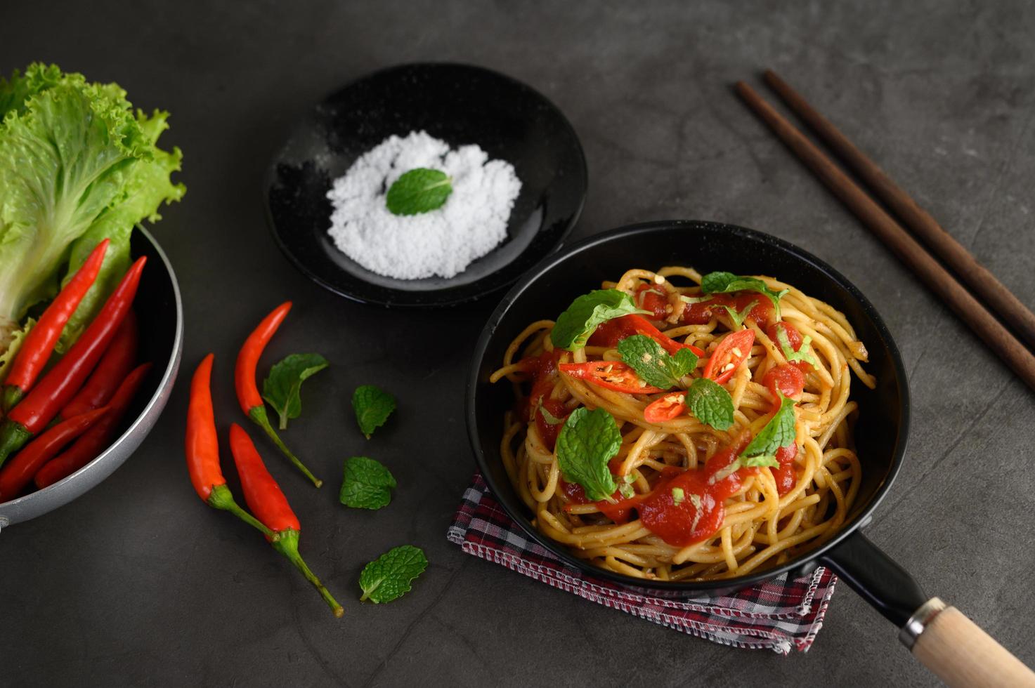 italiensk spagettipasta med tomatsås foto