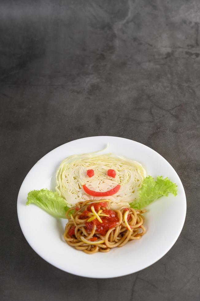 italiensk spagettipasta med tomatsås foto