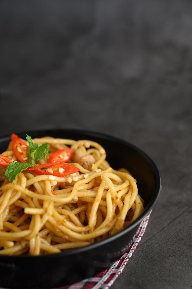 italiensk pasta med sås foto