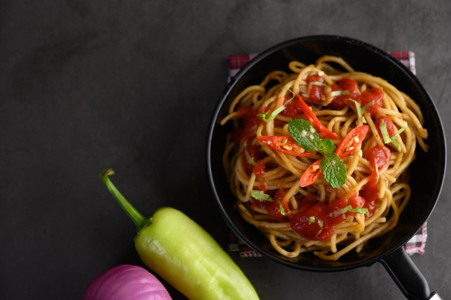 italiensk pasta med sås foto