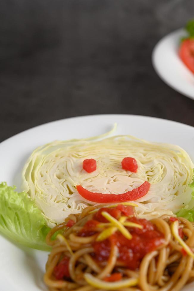 italiensk pasta med sås foto