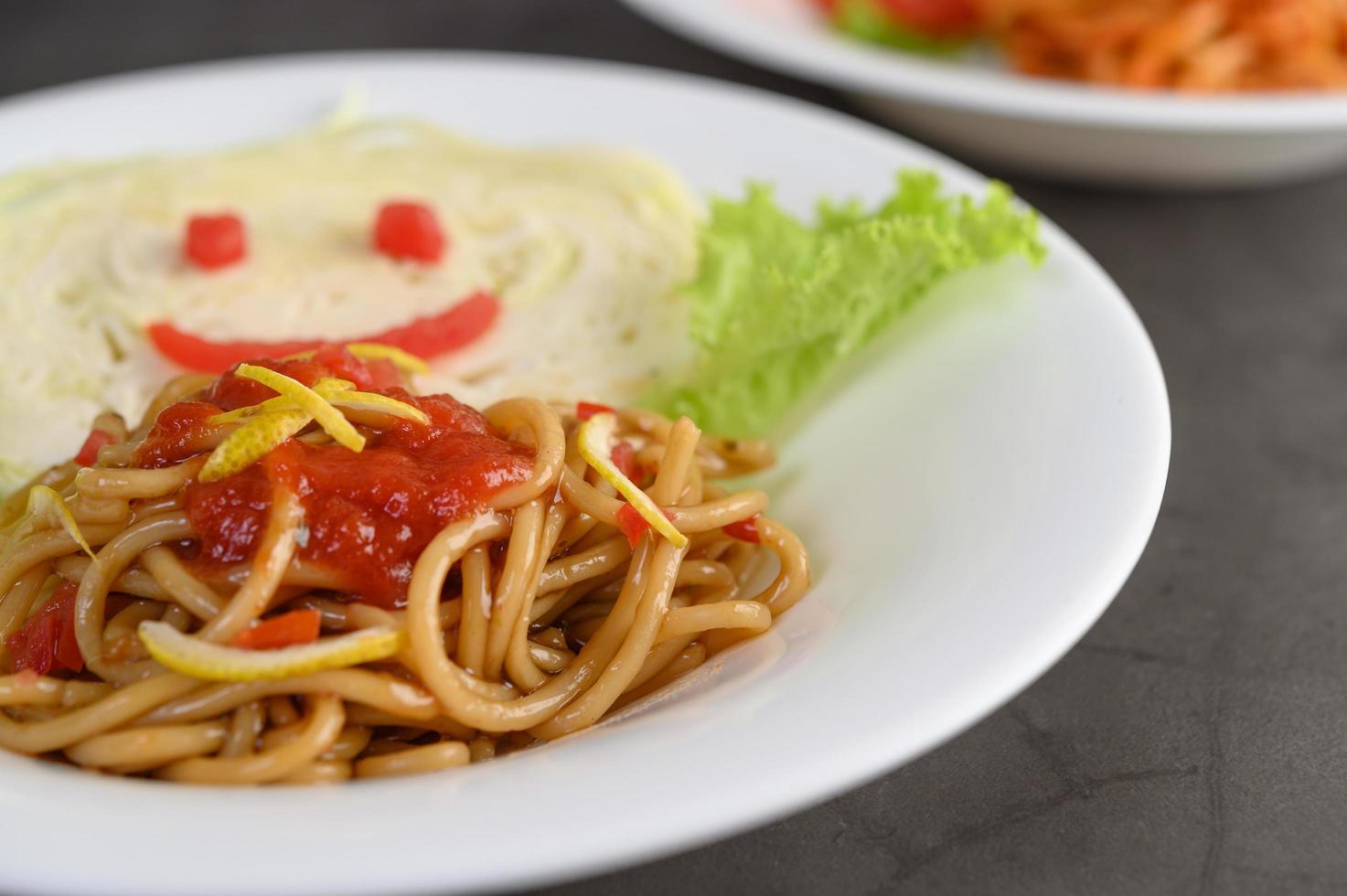 italiensk pasta med sås foto