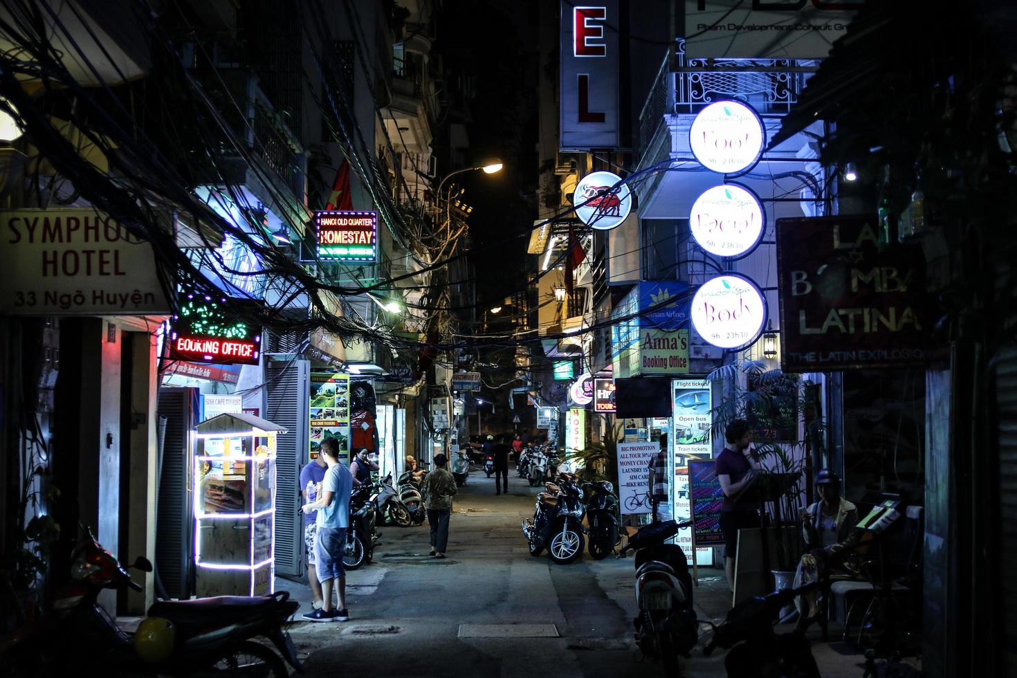 hanoi, vietnam, 2020 - butiker på natten foto