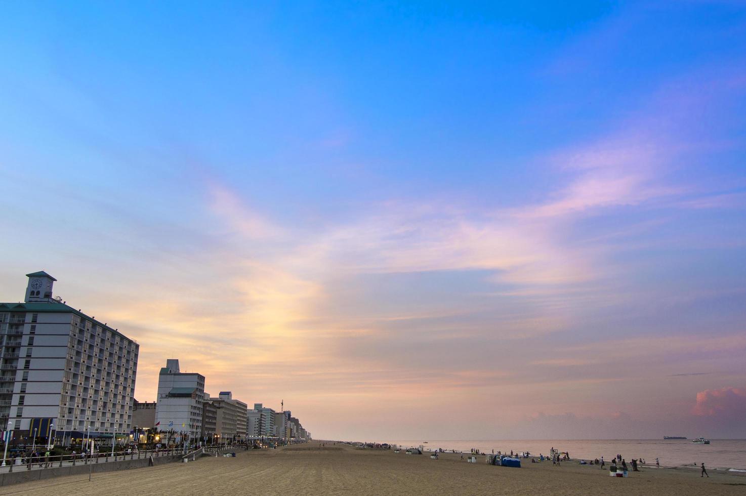 virginia beach, va, 202- - stranden under den gyllene timmen foto