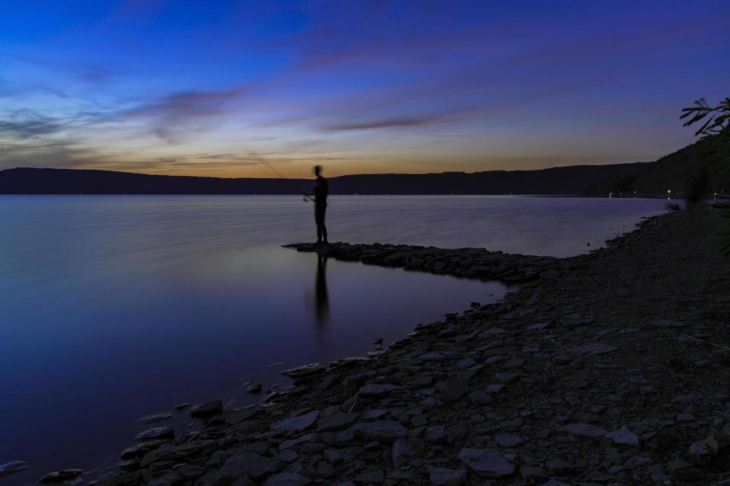 man som står på stranden foto