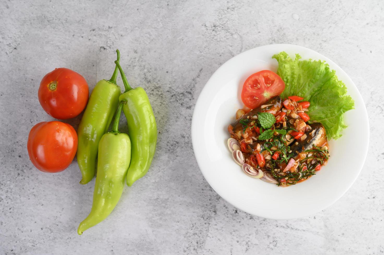 kryddiga sardiner i tomatsås foto