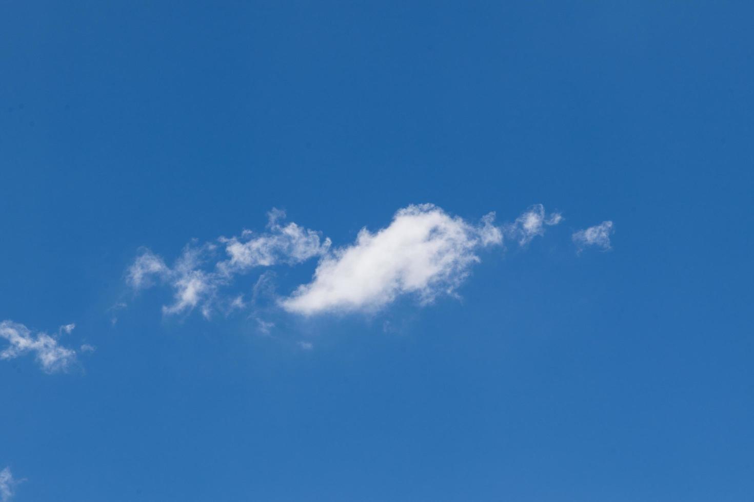 blå himmel med vita moln foto