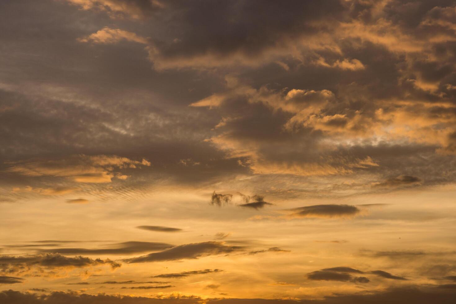 himmel och moln vid solnedgången foto