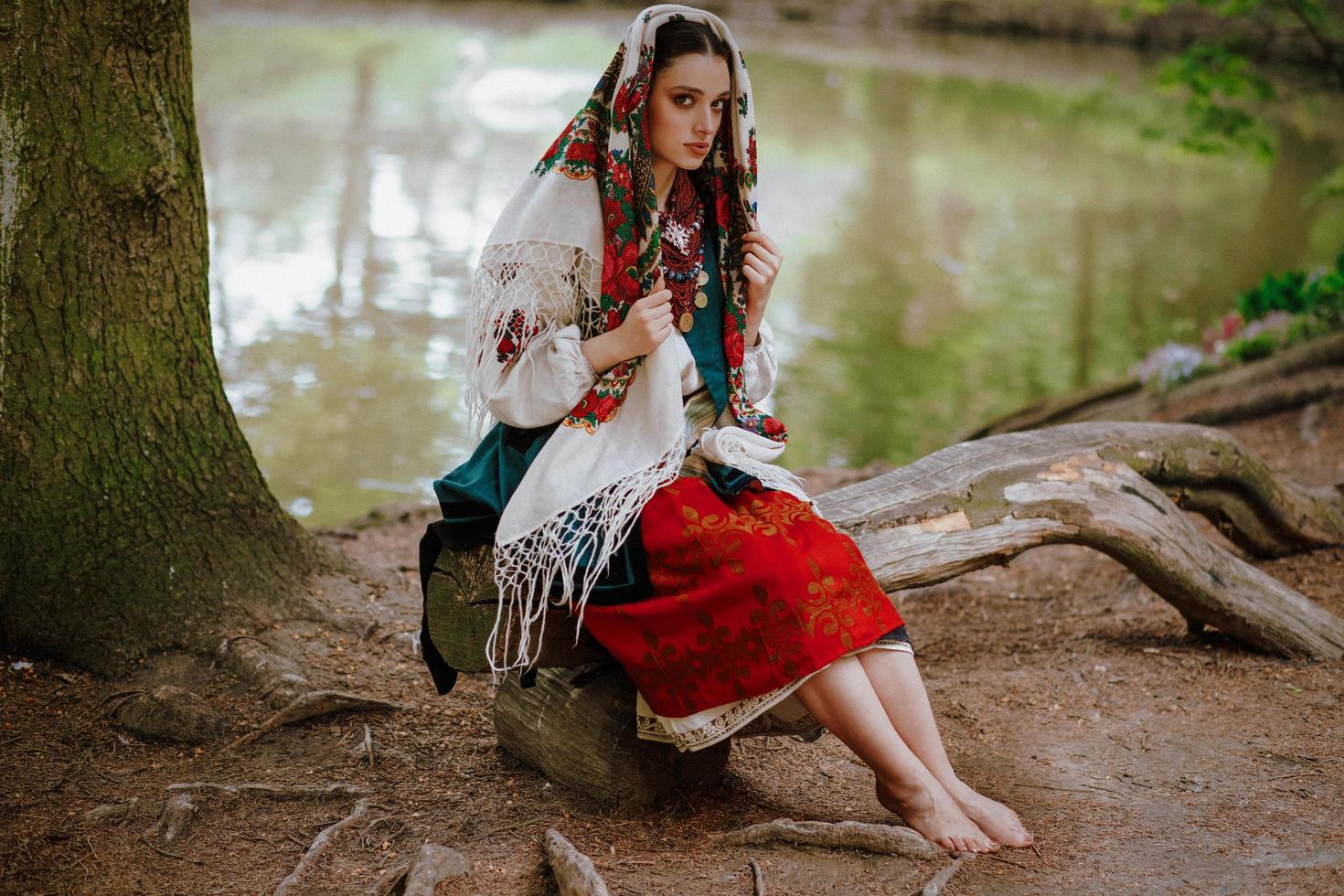 ukrainsk flicka som sitter vid sjön foto