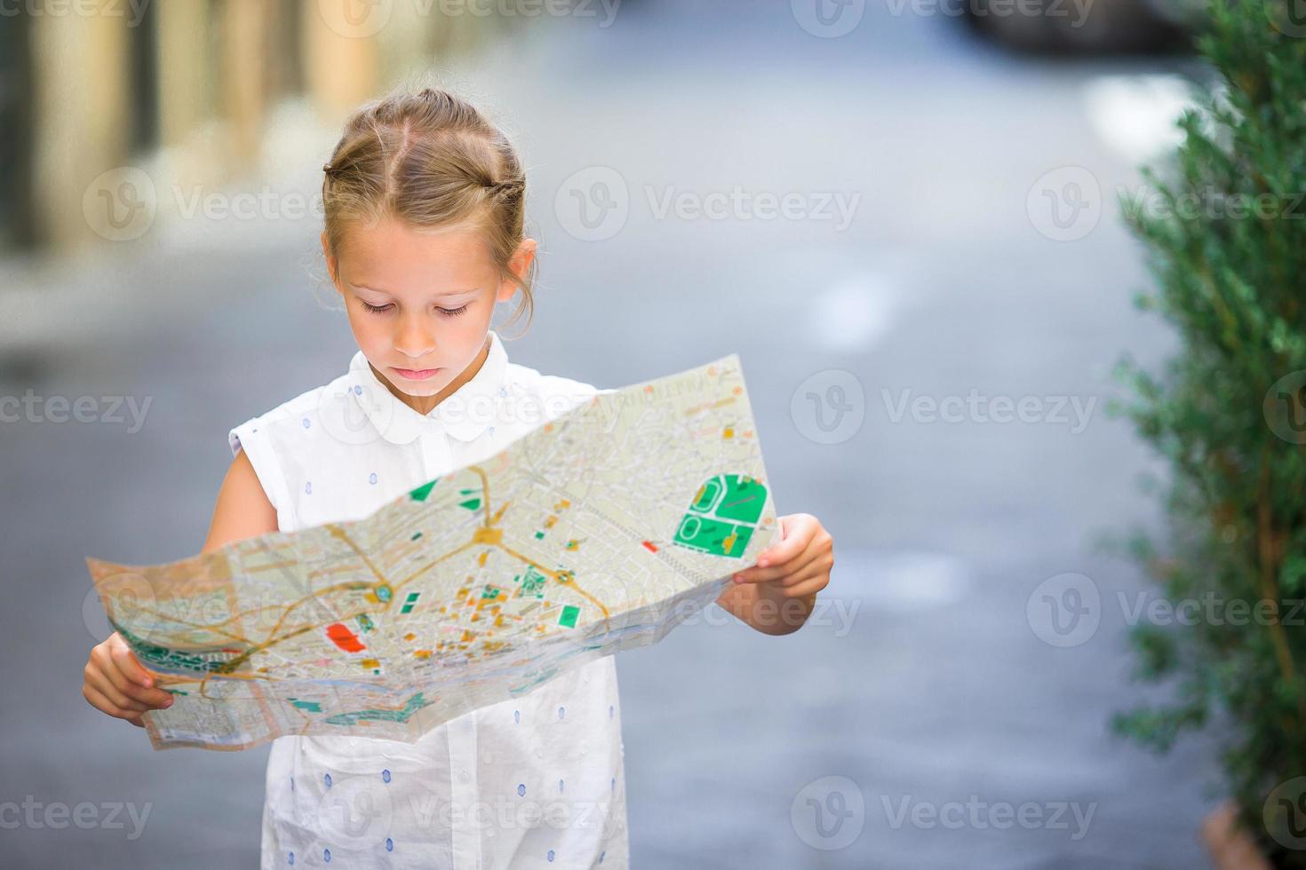 förtjusande liten flicka njut av italiensk semester Semester i Europa. foto