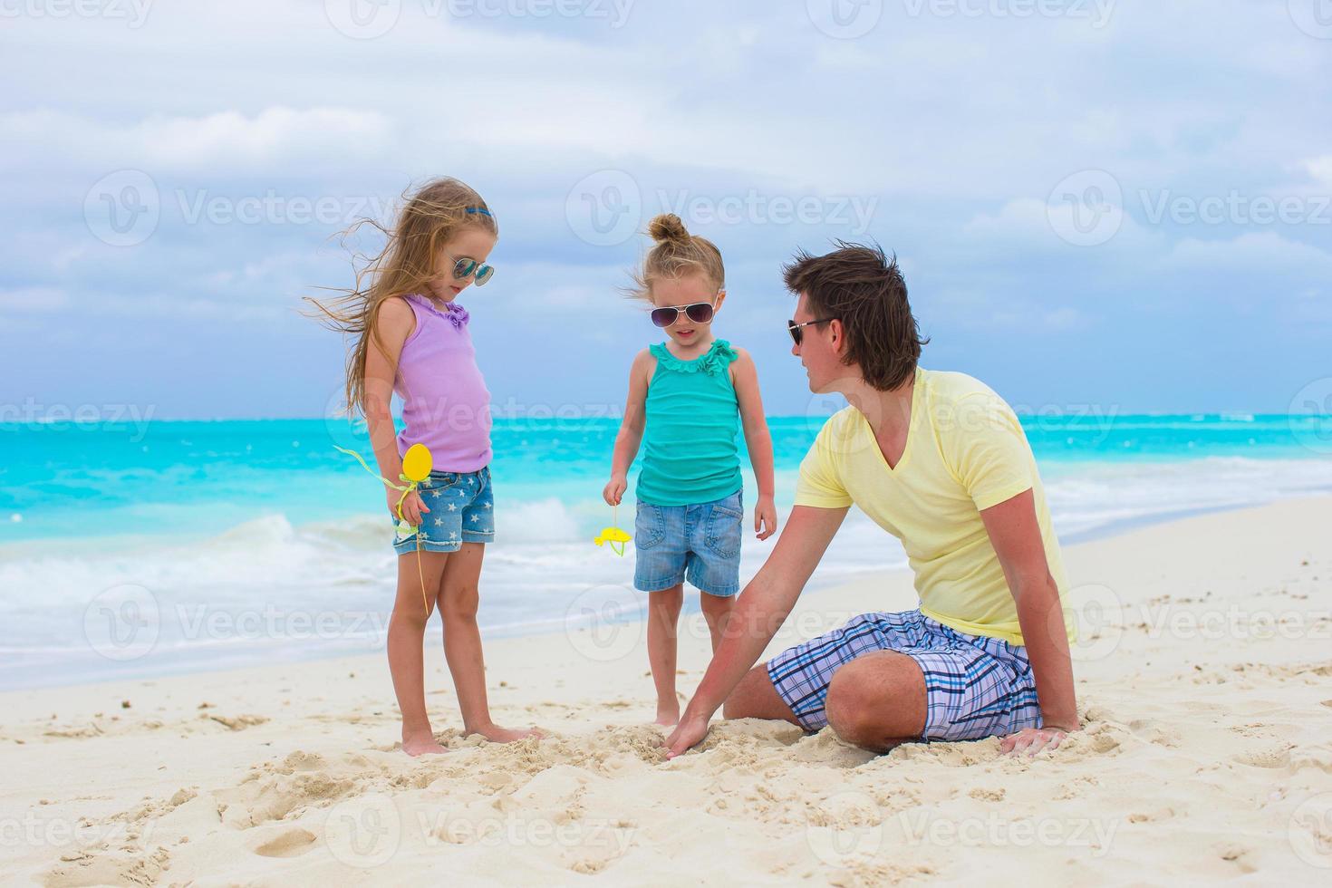 förtjusande liten flickor och Lycklig pappa på tropisk vit strand foto