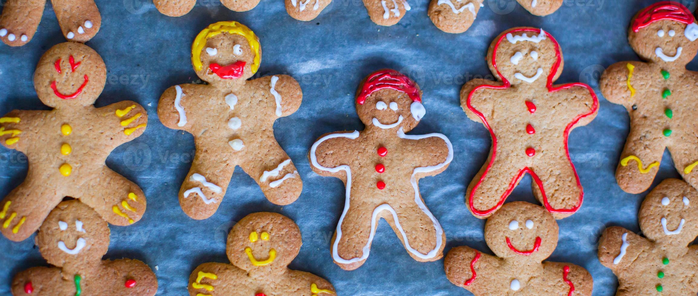 färgrik pepparkaka män på bakning ark för jul tid foto