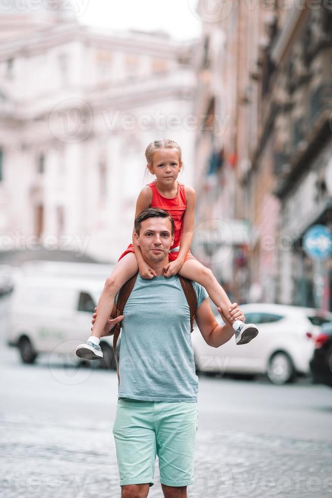 Lycklig pappa och liten förtjusande flicka reser i rom, Italien foto