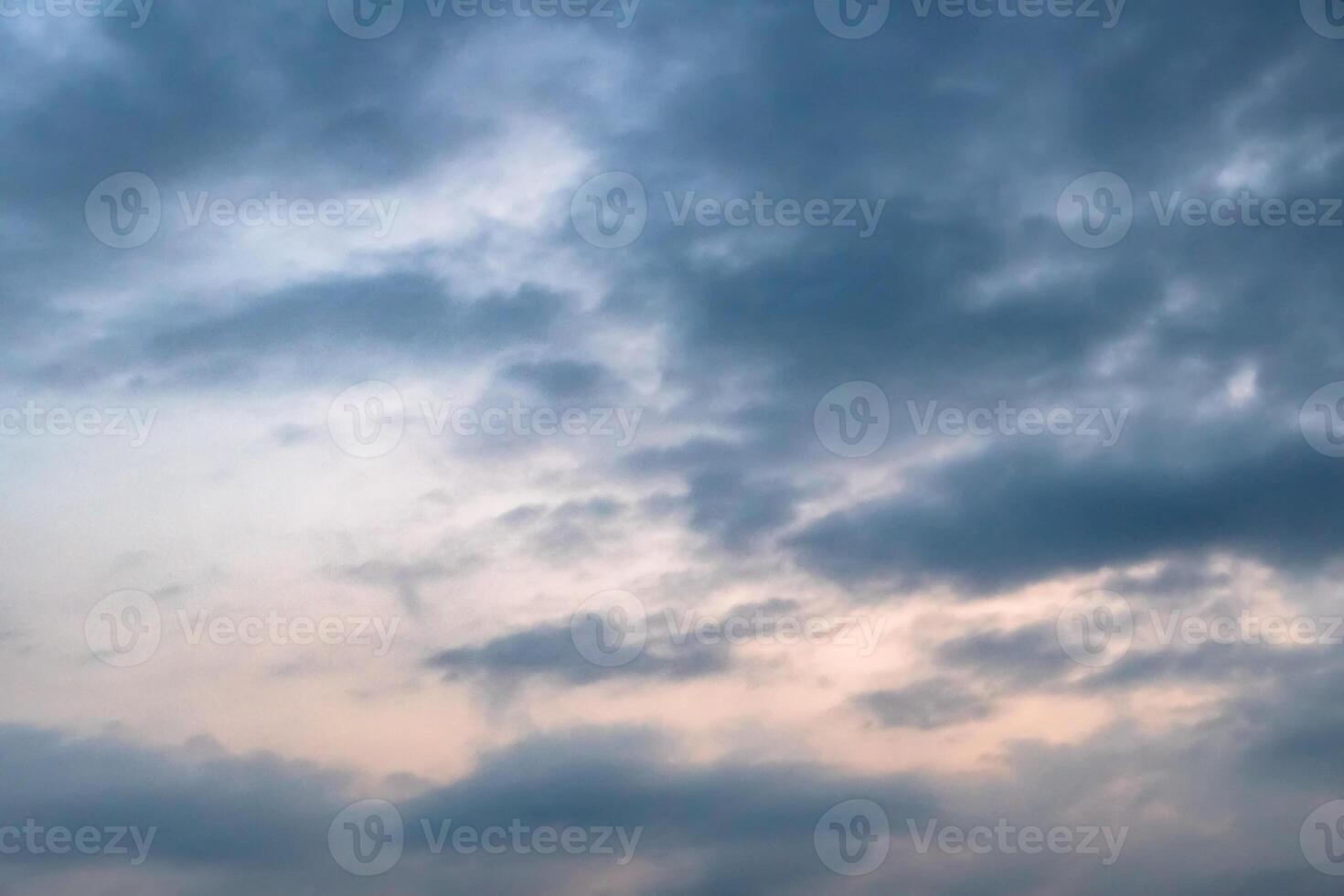 himmel och moln vid solnedgången foto