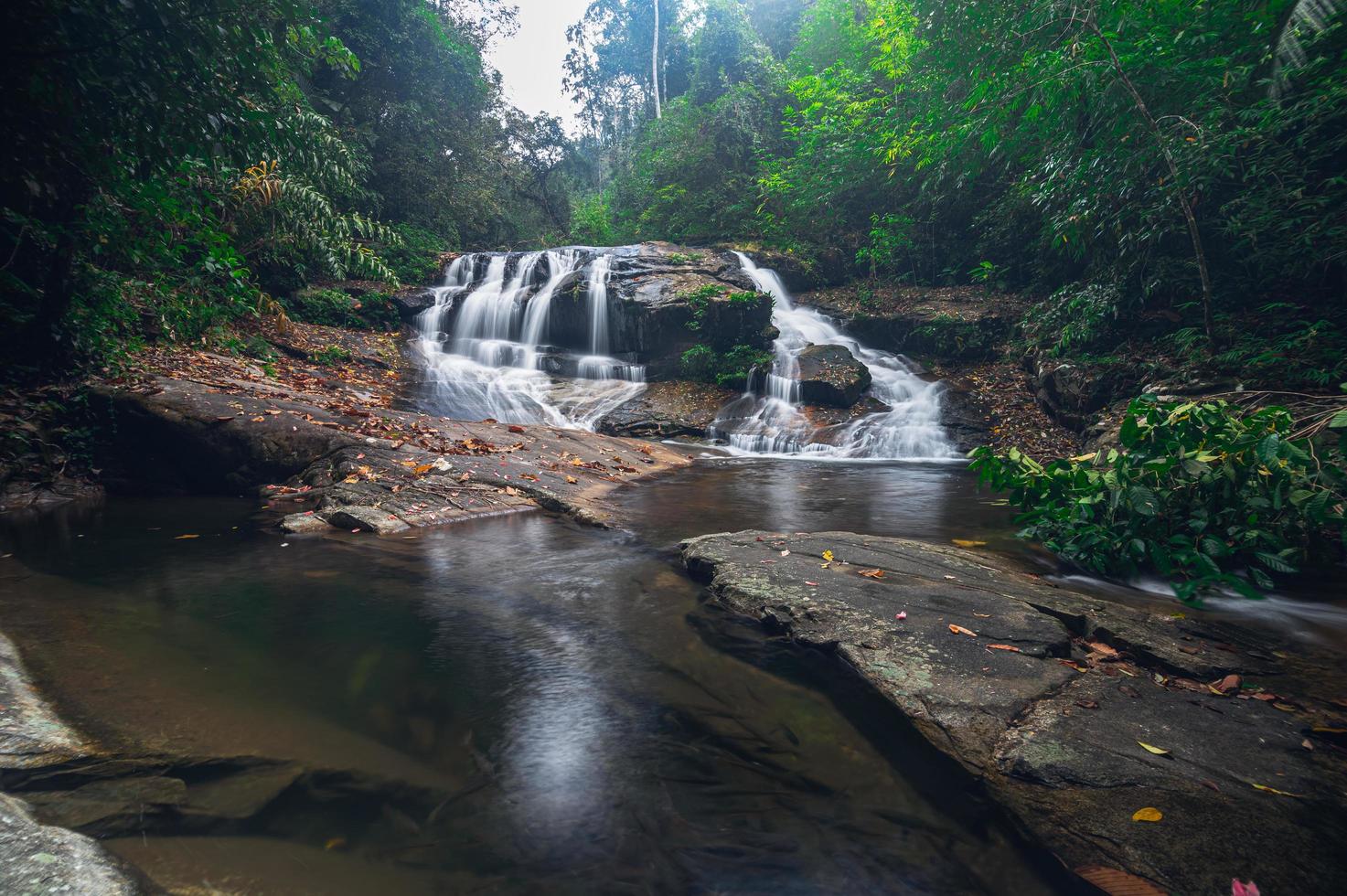 landskap i khao chamao vattenfall nationalpark foto