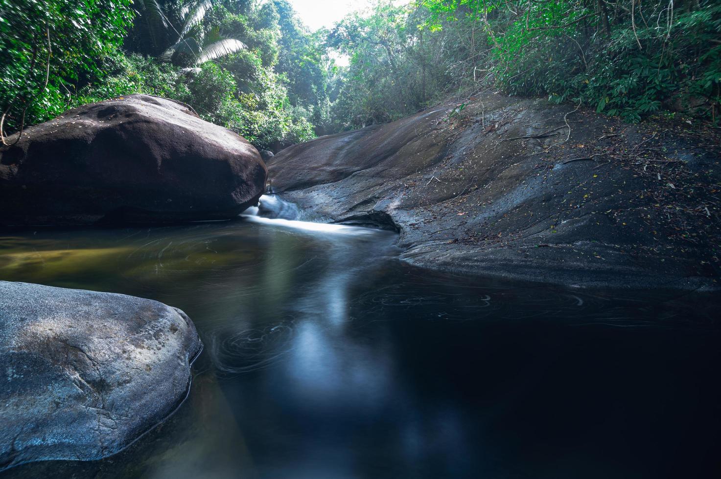 flod i khao chamao vattenfall nationalpark foto