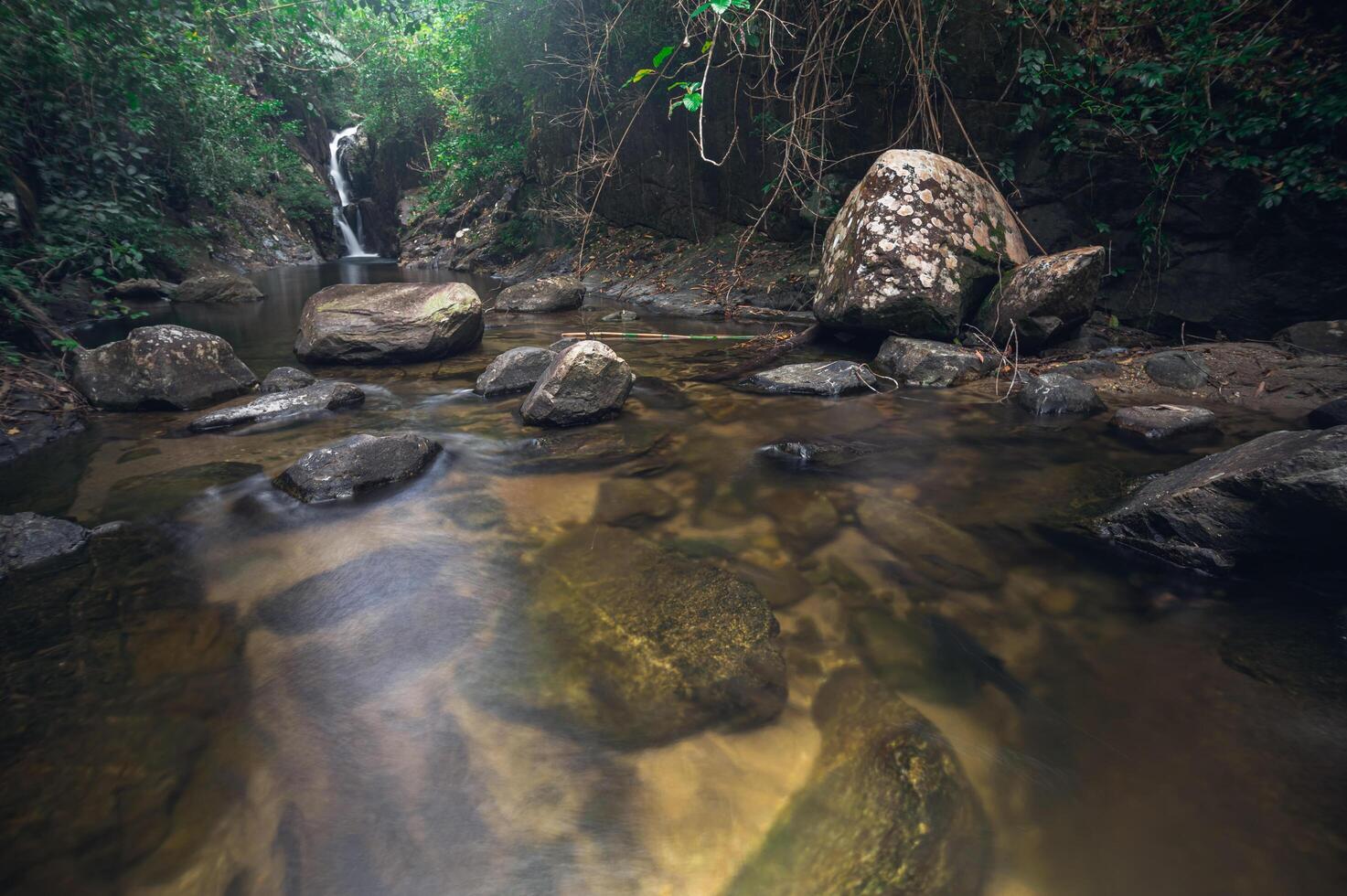 landskap i khao chamao vattenfall nationalpark foto