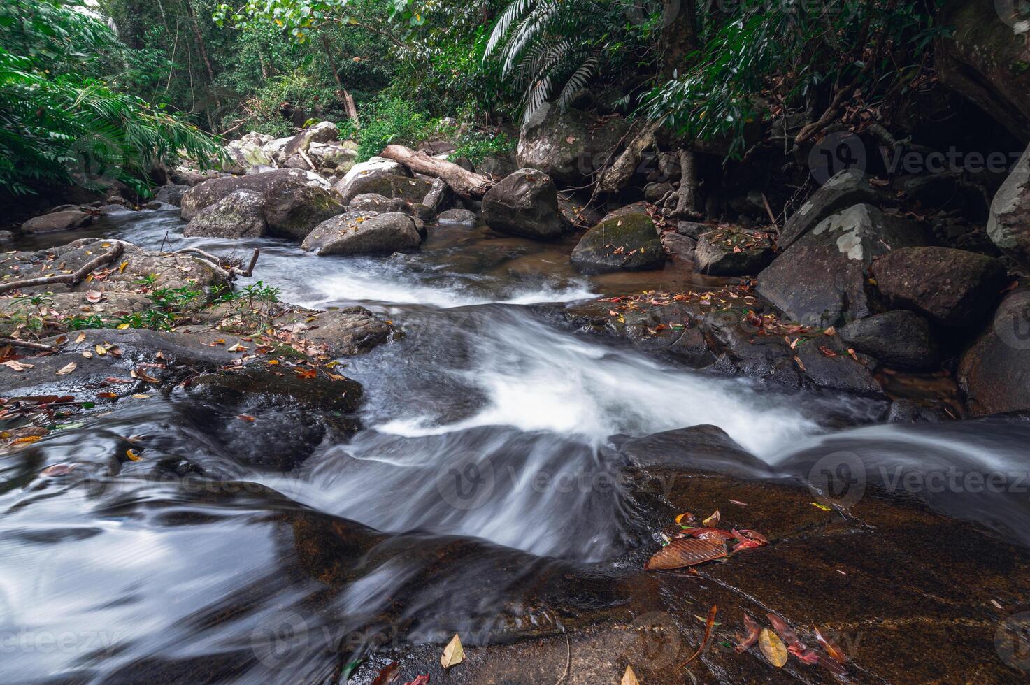 ström i khao chamao vattenfall nationalpark foto