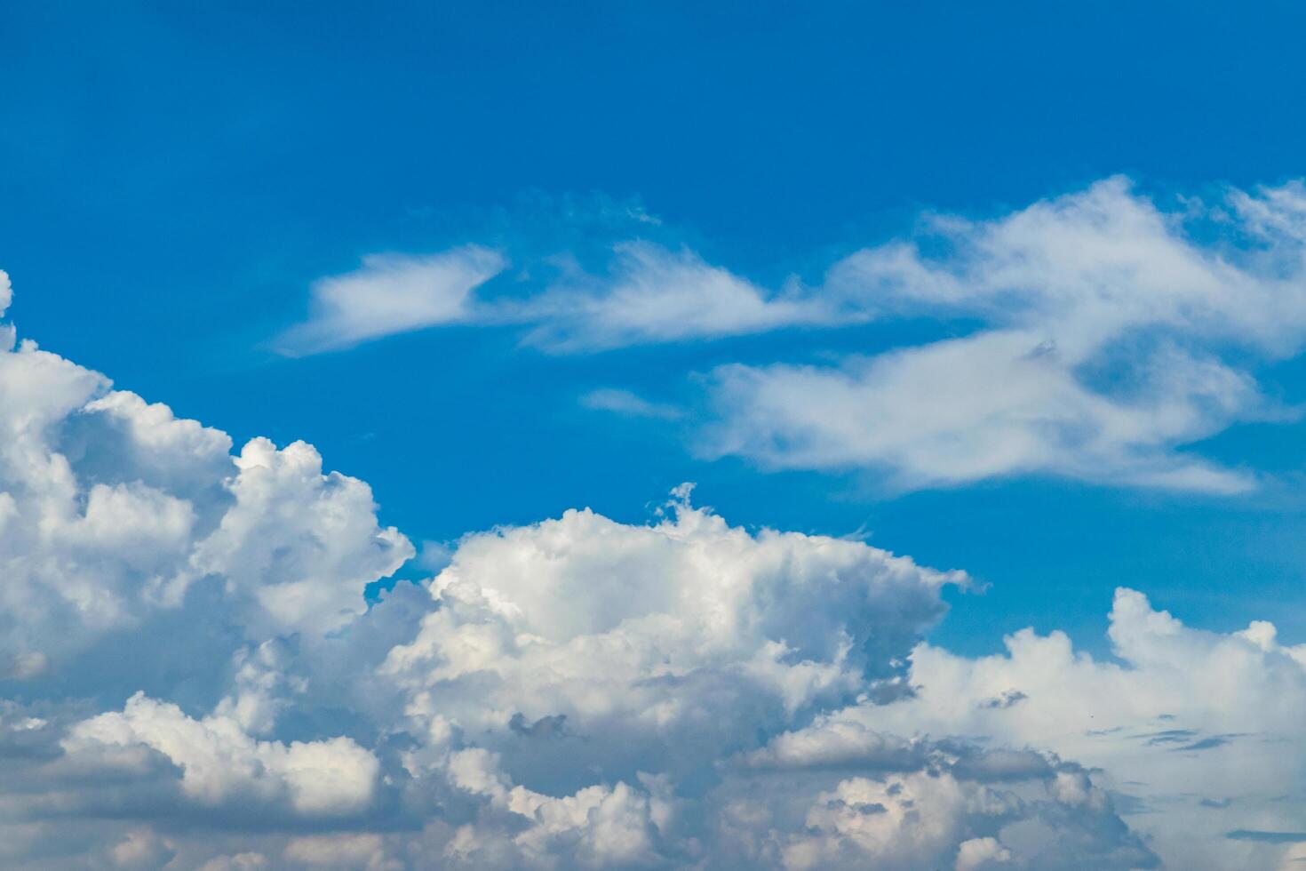 blå himmel med vita moln foto