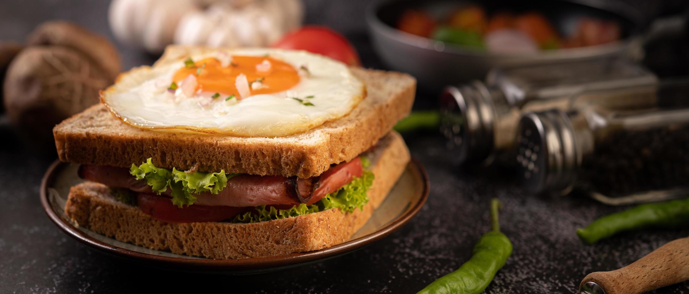 skinka och ägg frukost smörgås foto