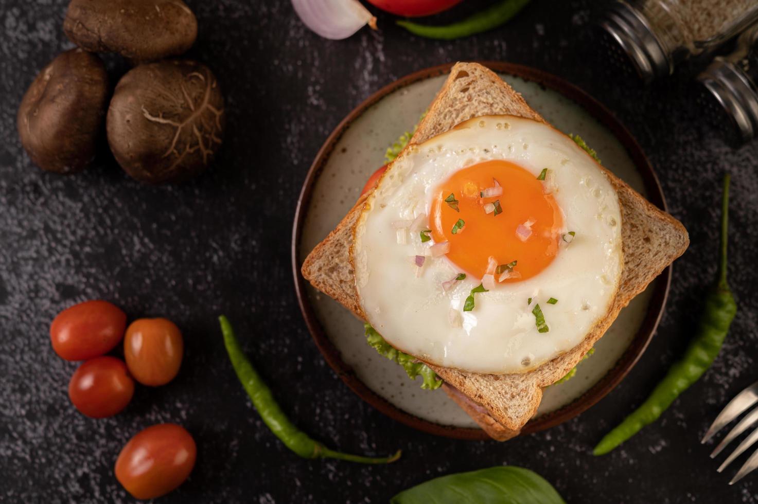 skinka och ägg frukost smörgås foto