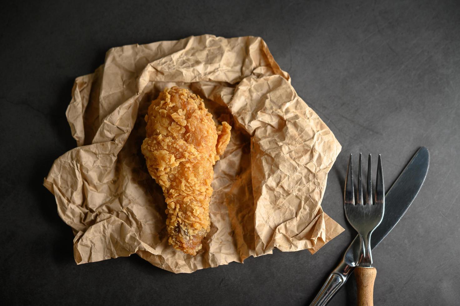 krispig stekt kyckling med kniv och gaffel foto