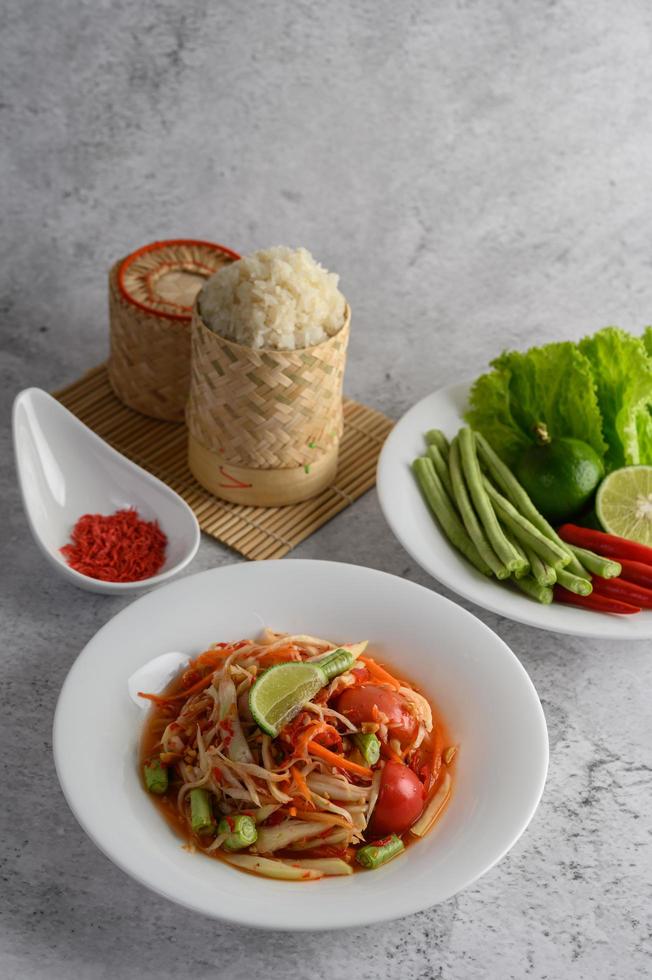 thailändsk papayasallad med ingredienser foto