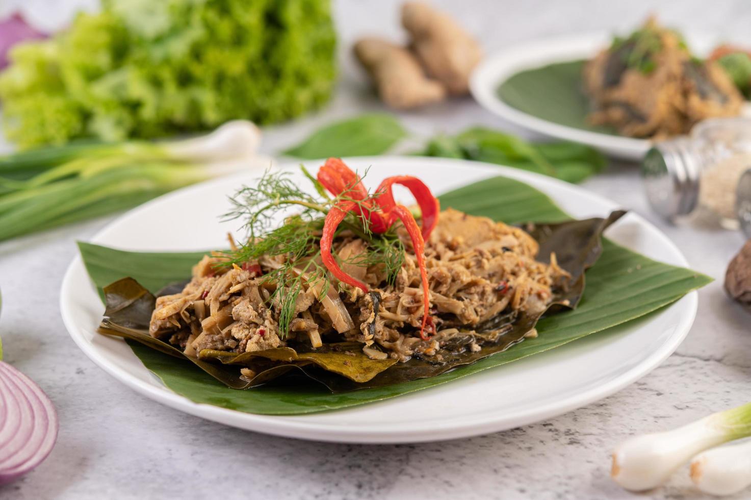 thailändska mokbambuskott på ett bananblad foto