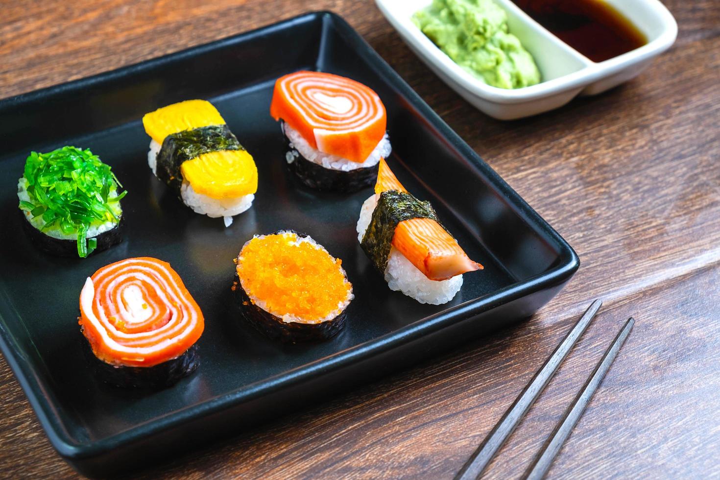 tallrik med sushi foto